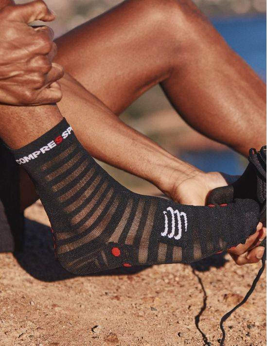 Compressport | Pro Racing Socks V4 | Ultralight | Run High | Black / Red