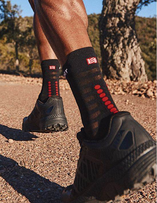 Compressport | Pro Racing Socks V4 | Ultralight | Run High | Black / Red
