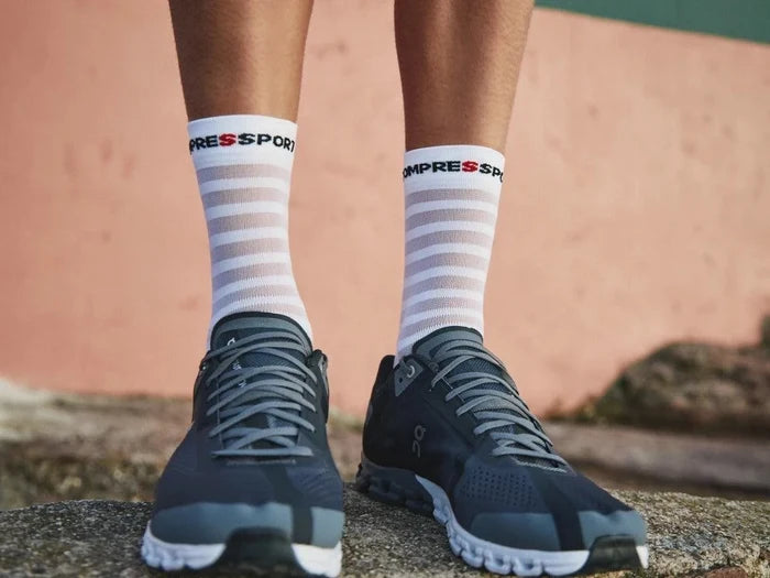 Compressport | Pro Racing Socks V4 | Ultralight | Run High | White / Alloy