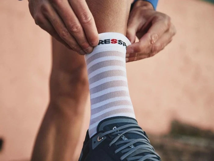 Compressport | Pro Racing Socks V4 | Ultralight | Run High | White / Alloy
