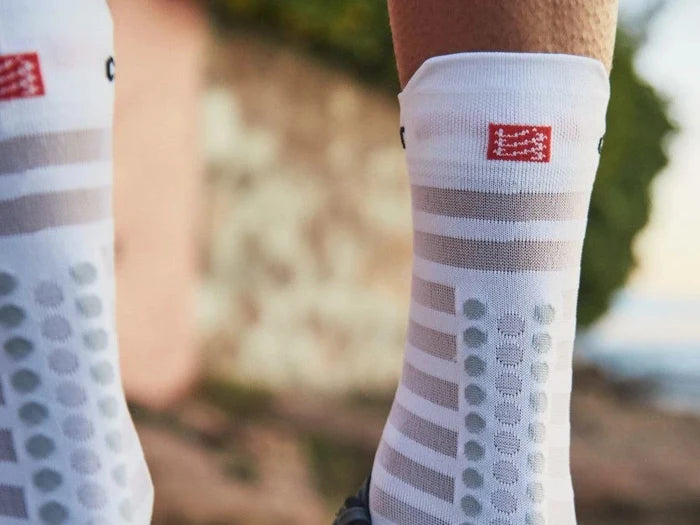 Compressport | Pro Racing Socks V4 | Ultralight | Run High | White / Alloy