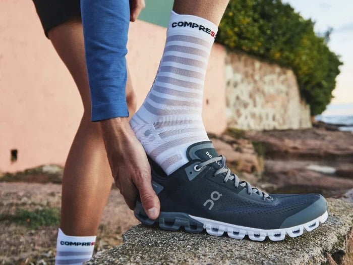Compressport | Pro Racing Socks V4 | Ultralight | Run High | White / Alloy