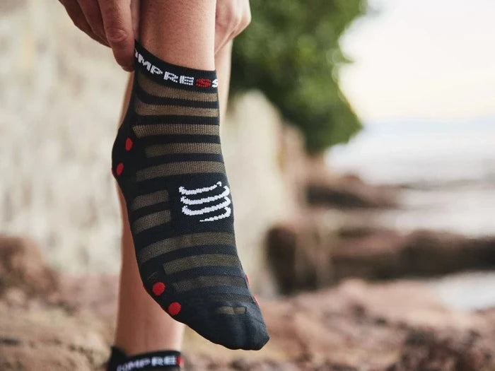 Compressport | Pro Racing Socks V4 | Ultralight | Run Low | Black / Red