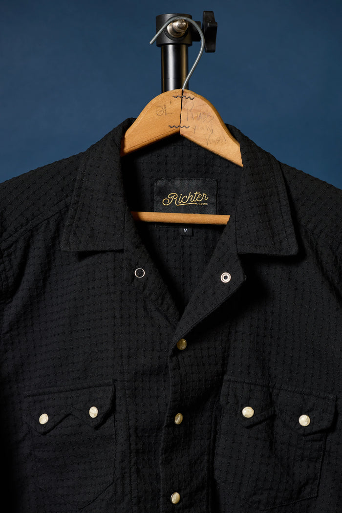 Dobby Woven Open Collar in Black