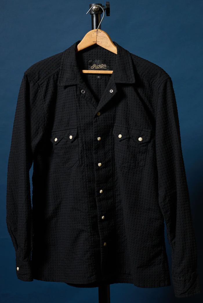 Dobby Woven Open Collar in Black