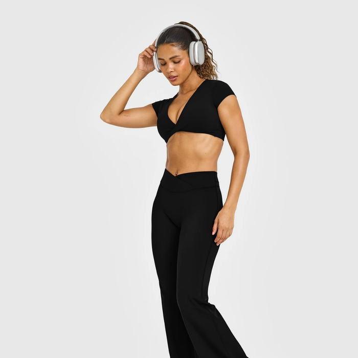 Oner Active - UnifiedMove Twist Front Short Sleeve Crop Top White Logo | Black