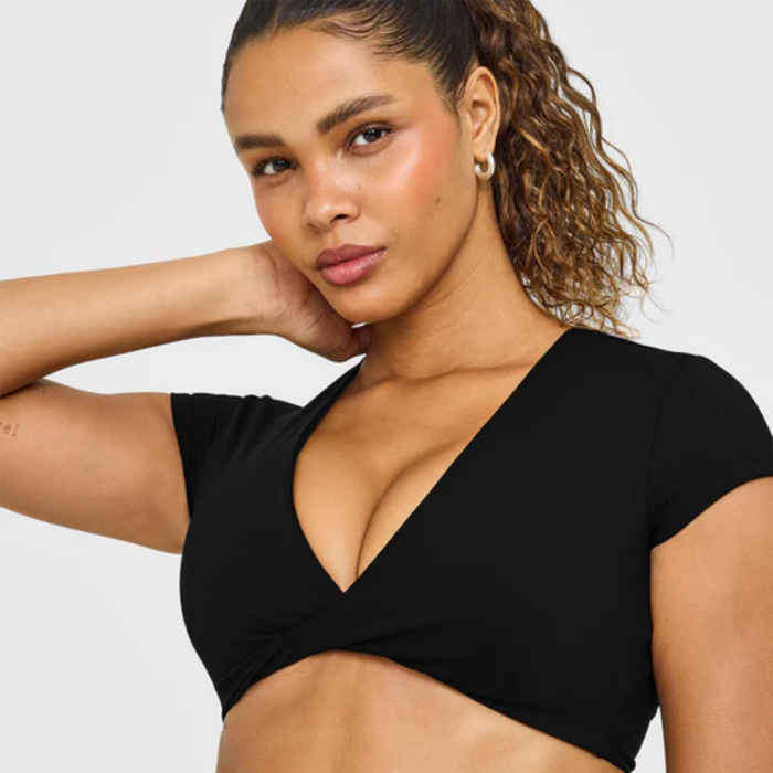 Oner Active - UnifiedMove Twist Front Short Sleeve Crop Top White Logo | Black