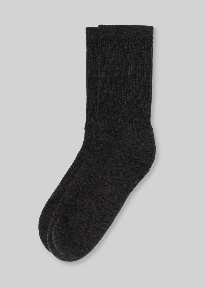 27c054bf5103defc9e16c796aa60147b81b3b31ae7f137f2ee31e941b66fb16d front, pair of black crew socks on light background